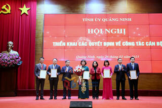 Công bố nghị quyết thành lập, tổ chức lại các cơ quan chuyên môn thuộc UBND tỉnh và công tác cán bộ