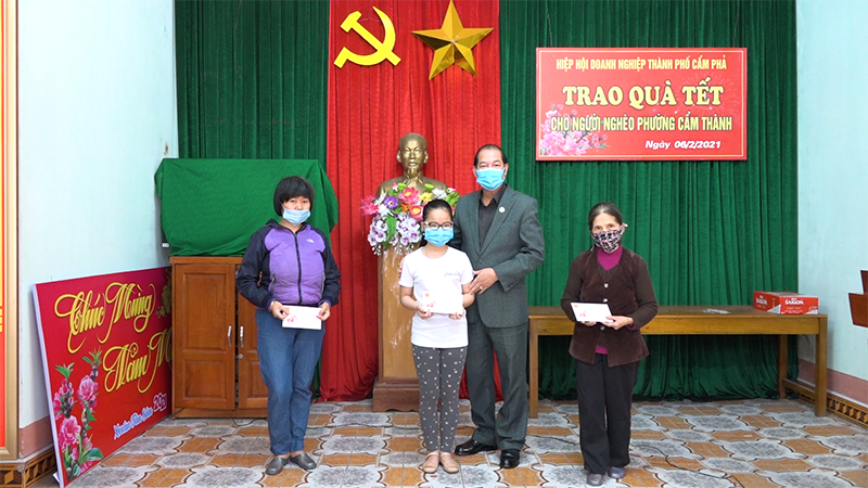 Ông Đào Duy Hảo, Chủ tịch Hiệp hội doanh nghiệp TP Cẩm Phả trao tặng 18 suất quà Tết cho các hộ có hoàn cảnh khó khăn, trẻ em khuyết tật tại phường Cẩm Thành