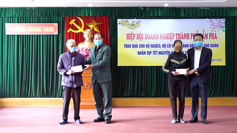 Hiệp hội doanh nghiệp TP Cẩm Phả trao tặng 30 phần quà cho người nghèo tại phường Quang Hanh