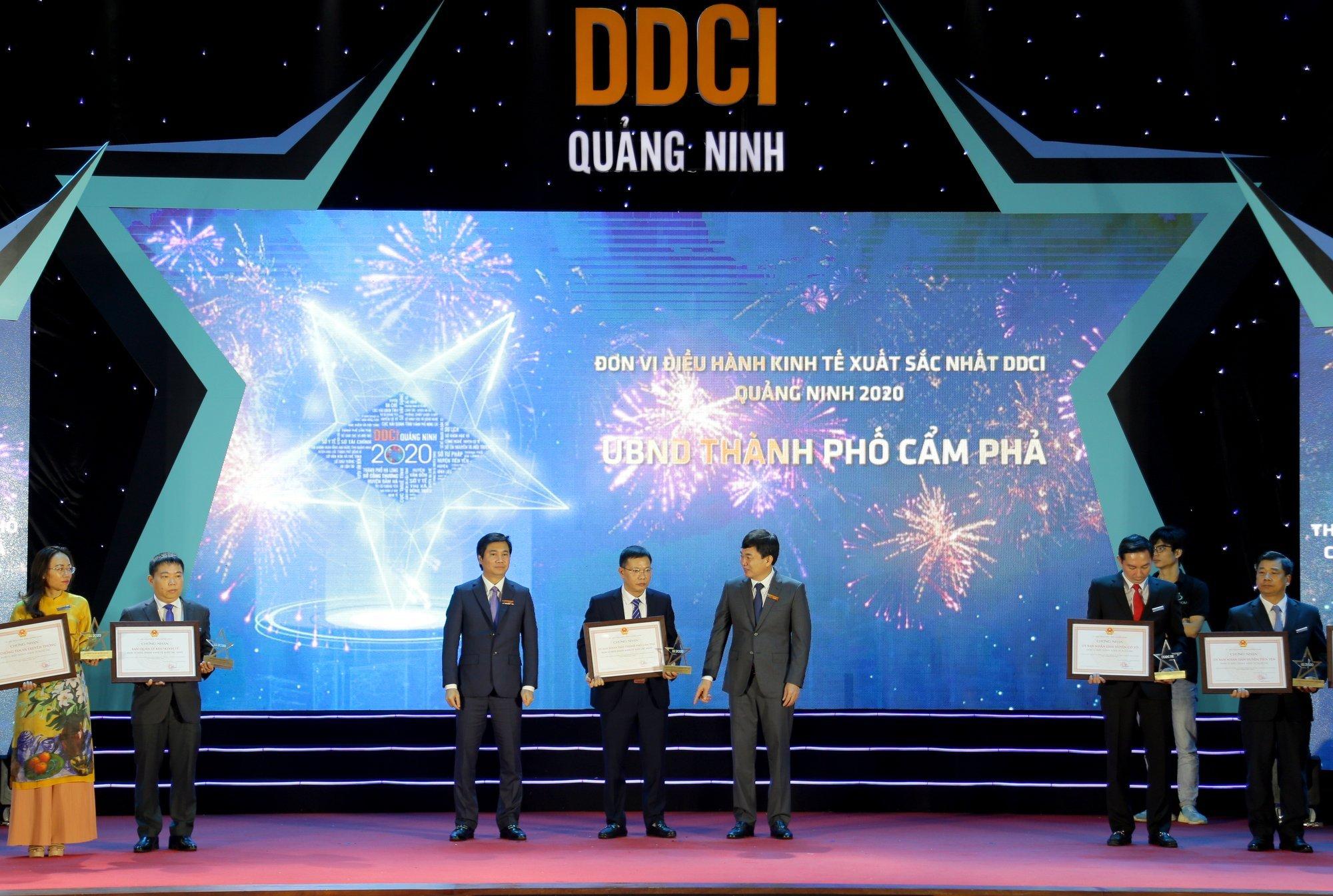 Các đồng chí lãnh đạo tỉnh trao giấy chứng nhận và kỷ niệm chương cho TP Cẩm Phả, đơn vị dẫn đầu bảng xếp hạng chỉ số DDCI Quảng Ninh 2020 khối địa phương. Ảnh: Minh Hà