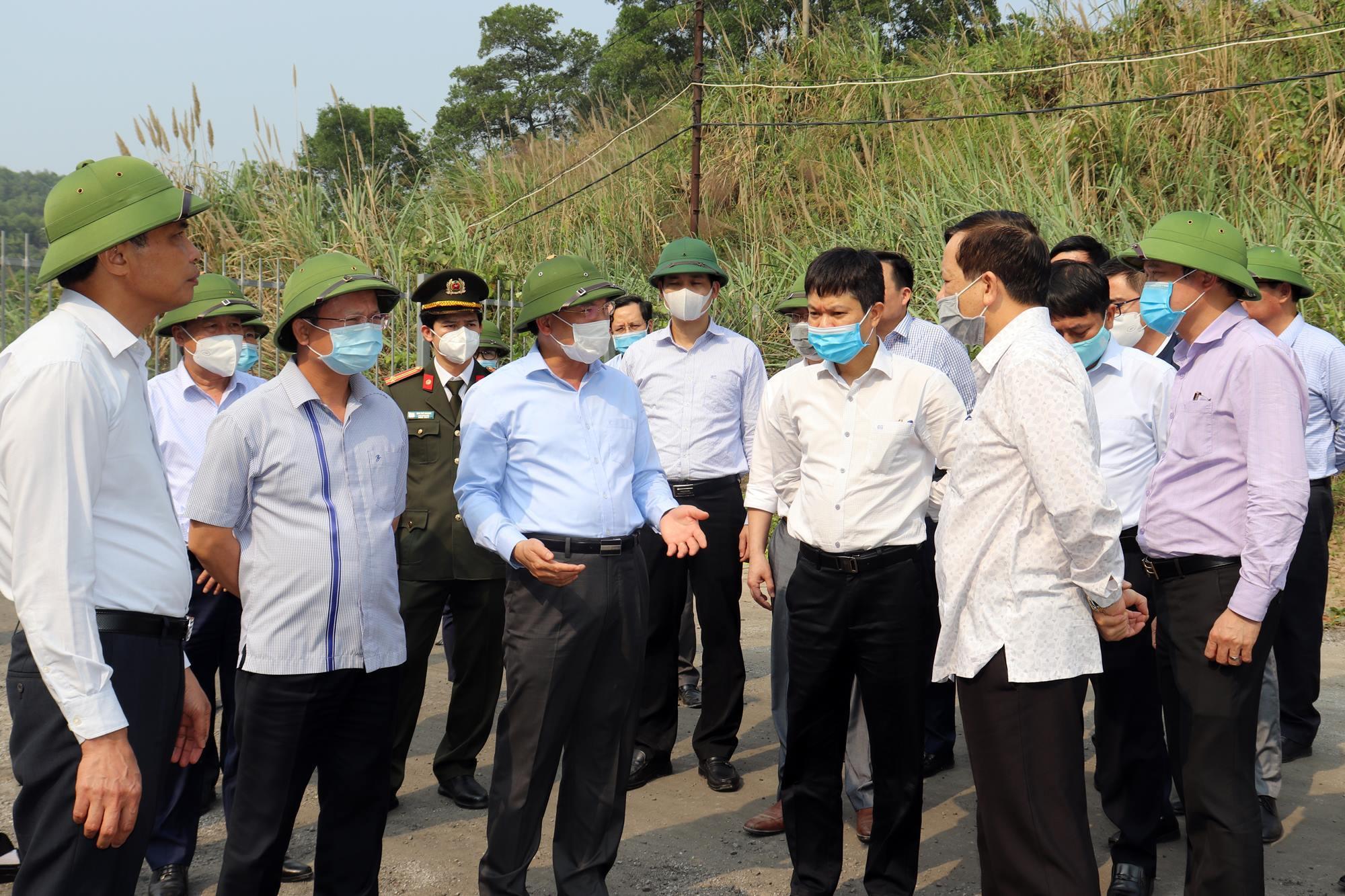 Đồng chí Nguyễn Xuân Ký, Bí thư Tỉnh ủy, Chủ tịch HĐND tỉnh kiểm tra tại khu vực bãi thải của Công ty Cổ phẩn Than Núi Béo.
