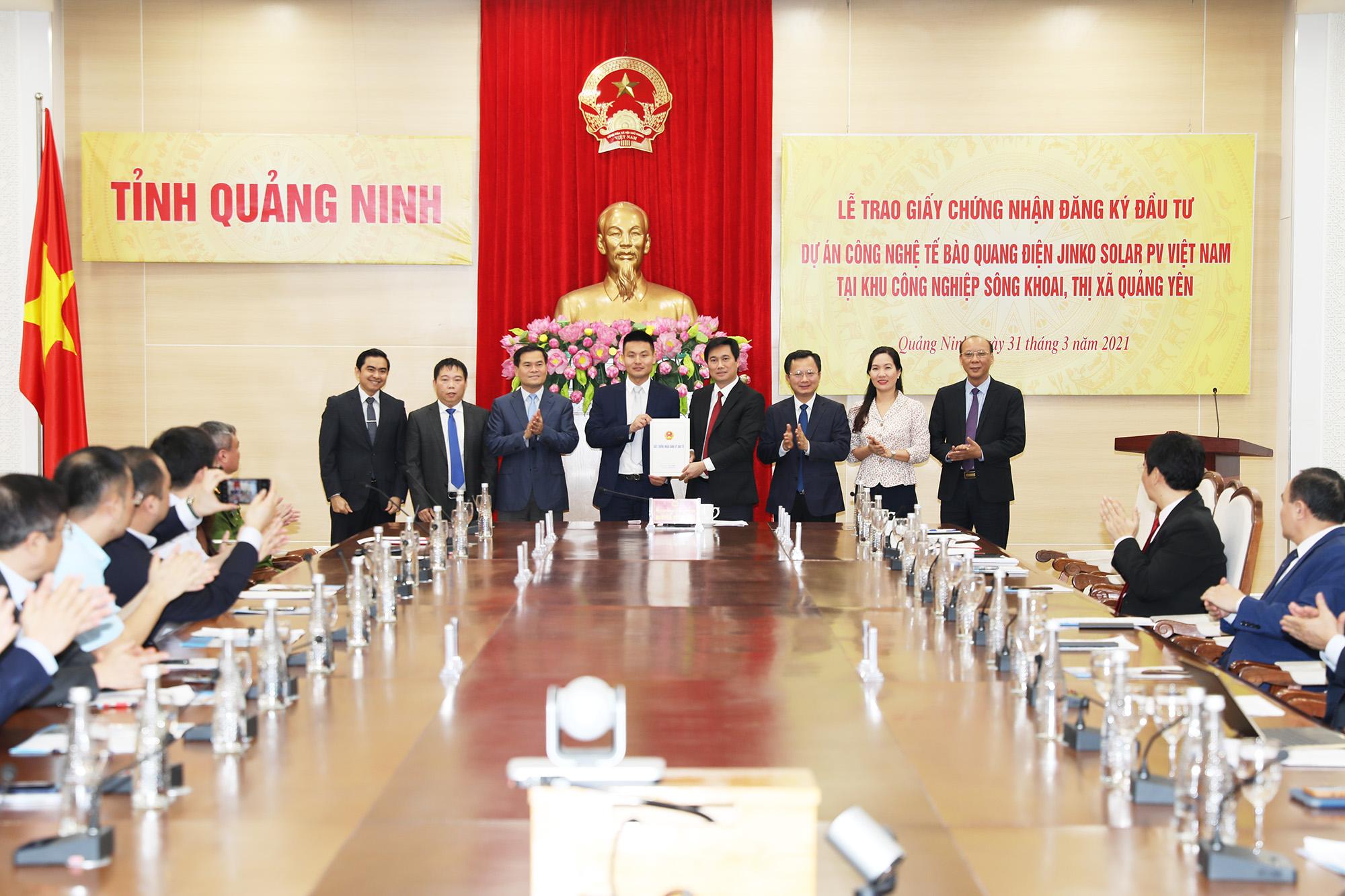 Đồng chí Nguyễn Tường Văn, Phó Bí thư Tỉnh ủy, Chủ tịch UBND tỉnh trao Giấy CNĐKĐT cho đại diện Công ty Jinko Solar Hong Kong