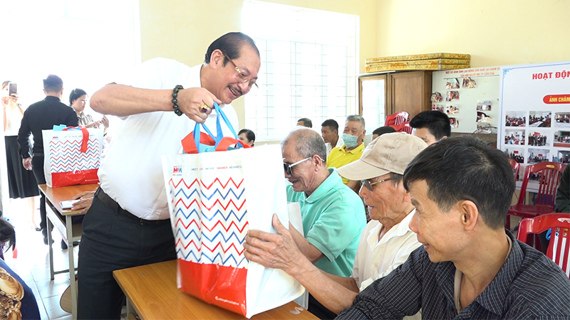Ông Đào Duy Hảo - Chủ tịch Hiệp hội Doanh nghiệp TP Cẩm Phả trao quà cho các hội viên người mù