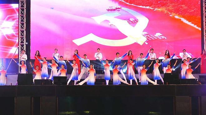 Sôi động đêm nhạc Chào Hè 2022 tại Phương Đông Vân Đồn - 1