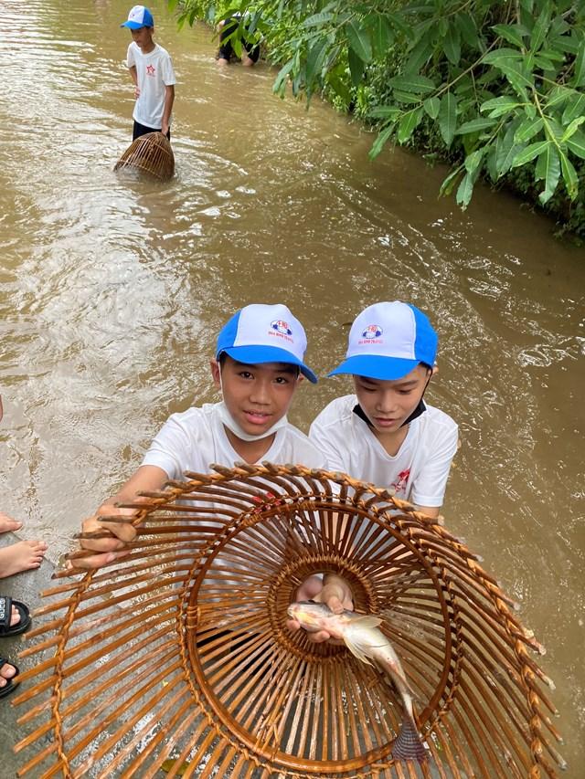 Du khách trải nghiệm úp nơm bắt cá tại khu du lịch Quảng Ninh GATE..