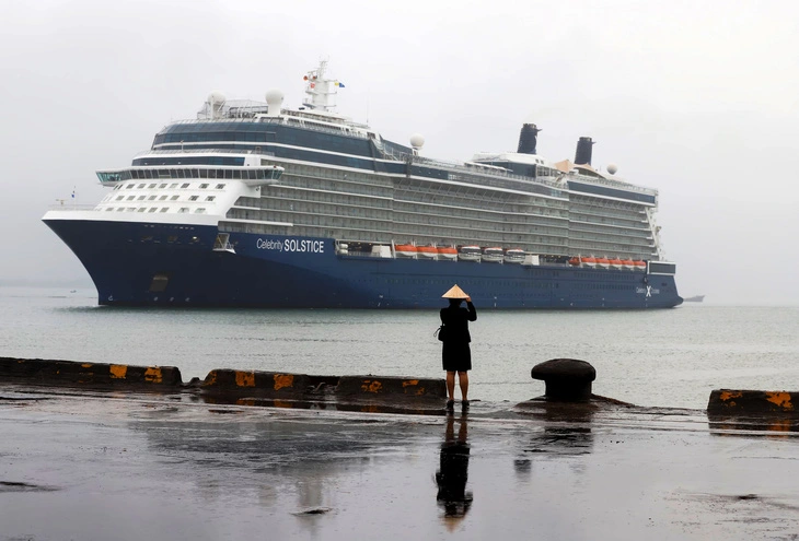 Tàu du lịch Celebrity Solstice chở hơn 2.700 hành khách đến từ các nước Anh, Pháp, Mỹ trở thành con tàu du lịch đầu tiên đến Huế bằng đường thủy trong năm 2024 - Ảnh: HOÀNG HẢI