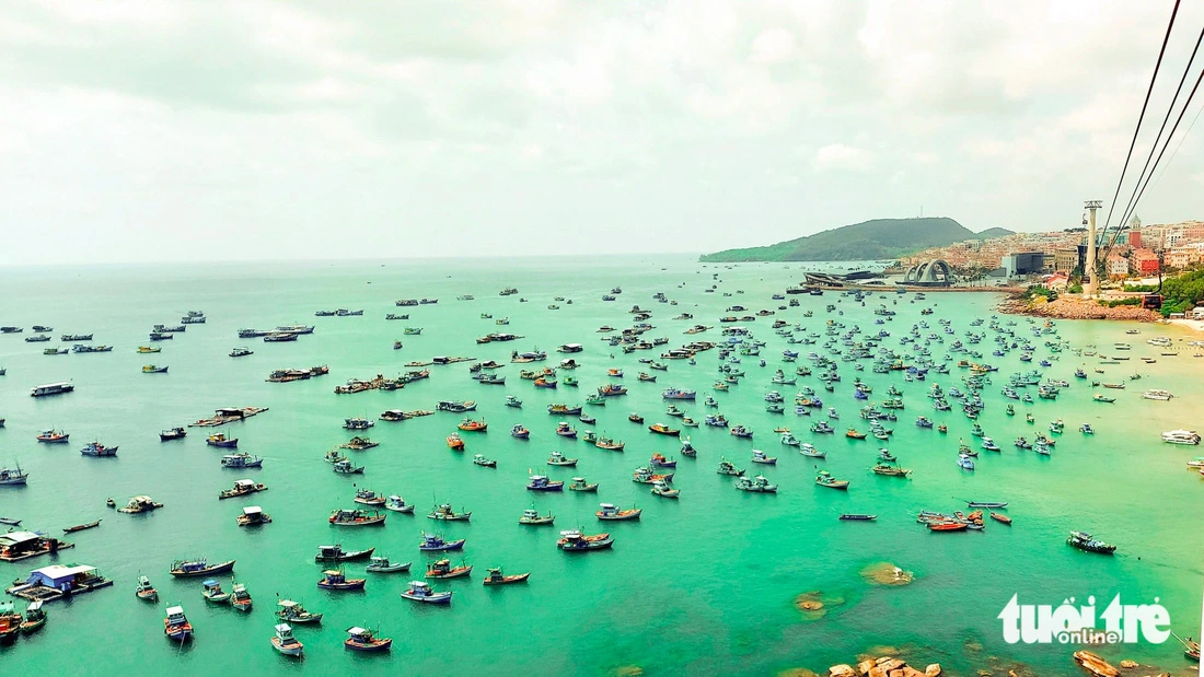 Phú Quốc nhìn từ cáp treo vượt biển qua đảo Hòn Thơm - Ảnh: CHÍ CÔNG