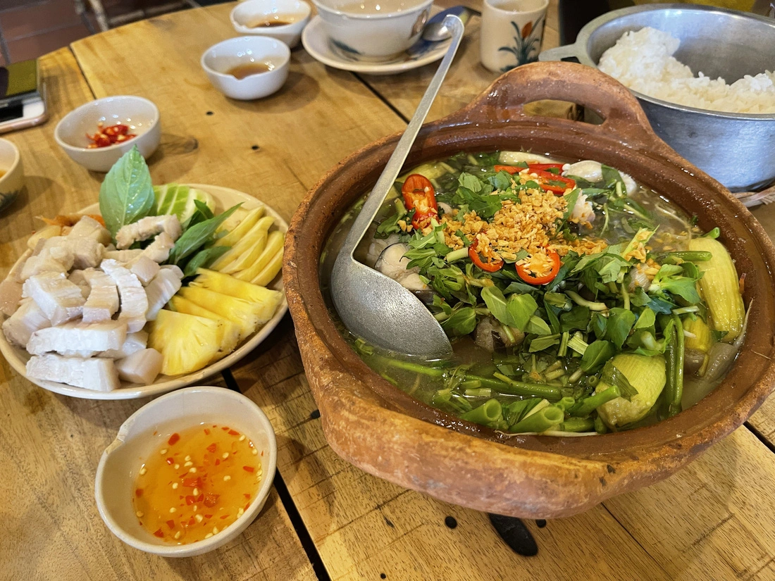 Thịt luộc chấm mắm tép và canh chua tại một quán cơm ở Phú Quốc - Ảnh: NHÃ XUÂN