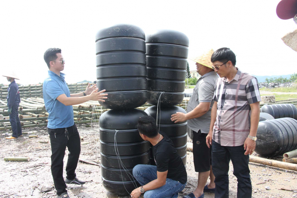 Người dân xã Hoàng Tân, TX Quảng Yên chuyển đổi toàn bộ bè phao xốp sang bè sử dụng phao nhựa HDPE.